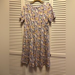 No Brand Name Large Floral Dress. PTP 18”. Adjustable Tie to Gather at Waist.